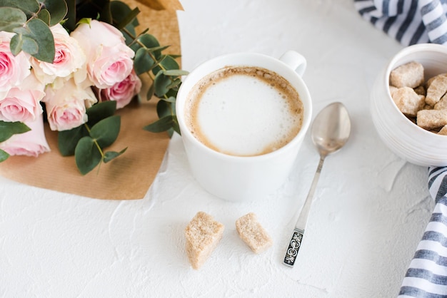 Fondo femenino romántico con café y rosas.