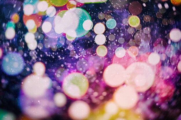 Fondo festivo con bokeh natural y luces doradas brillantes. Fondo mágico vintage con colorido bokeh. Fondo de fiesta disco de primavera verano Navidad año nuevo.