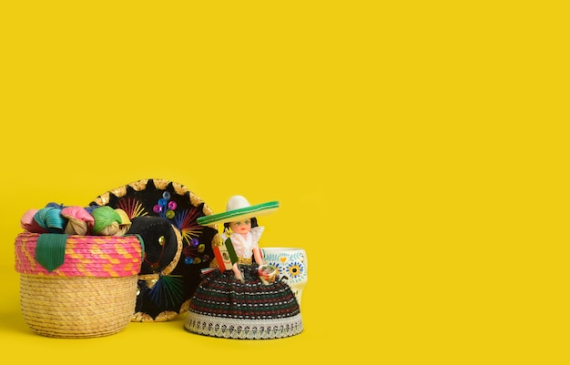 Fondo festivo del Cinco de Mayo Artesanías mexicanas en fondo amarillo