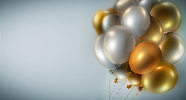 Fondo festivo claro con globos de oro y plata brillantes, imagen 3D