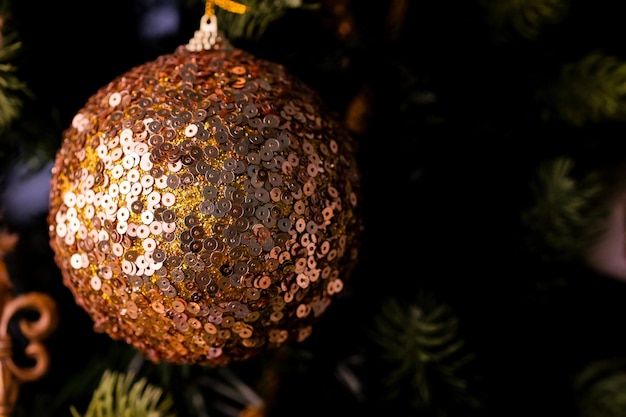 Fondo festivo con decoración de color bokeh en un árbol de Navidad con lentejuelas doradas