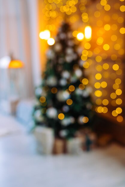 Fondo festivo Defocused árbol de Navidad interior y hermosas luces bokeh