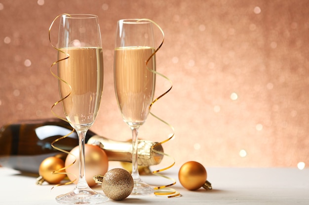 Fondo festivo de navidad con champagne en copas