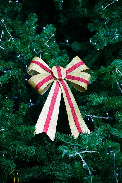 Fondo festivo de navidad con cinta en el árbol de navidad