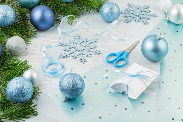 Fondo festivo de Navidad con decoración de Navidad azul y plata y regalos