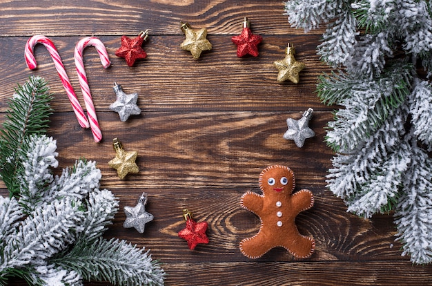 Fondo festivo de Navidad con juguetes y ramas de los árboles