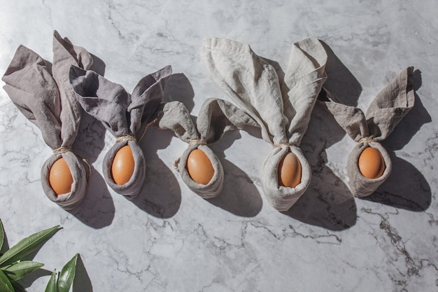 Fondo festivo de Pascua con huevos de conejito de Pascua en una servilleta de lino Vista superior de la decoración de Pascua Espacio de copia