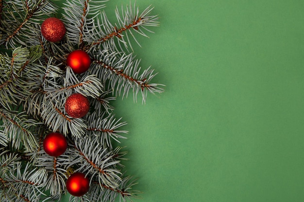 Fondo festivo de ramas de árboles de navidad con bolas rojas Espacio negativo para texto