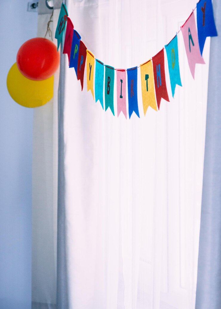 Foto fondo de fiesta de banner de feliz cumpleaños contra cortinas blancas y luz natural