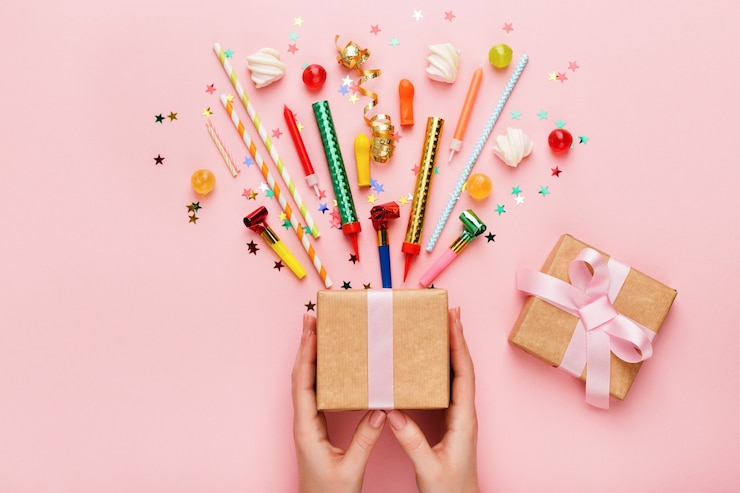 Foto fondo de fiesta de cumpleaños con regalo y confeti.