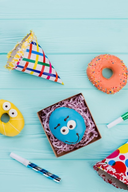 Fondo de fiesta con donuts y artículos de cumpleaños.