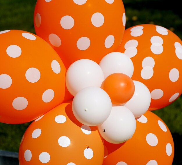 Fondo de fiesta de globos Globos de colores en colores naranja y blanco.