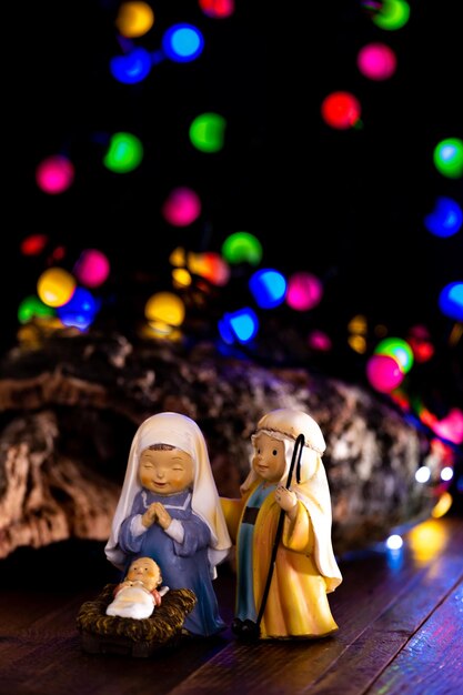 Fondo para las figuras del portal de Belén de Navidad San José Virgen María y el niño Jesús con fondo de luces de colores Espacio de copia de la Sagrada Familia