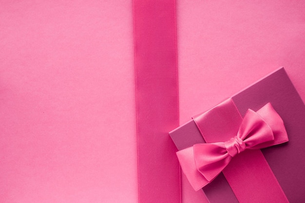 Fondo de flatlay de estilo femenino de cajas de regalo rosa