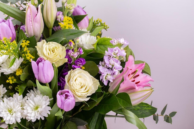 Fondo de flores de primer plano tarjeta de felicitación en blanco o invitación con flores rosas tulipanes y lirio en pi