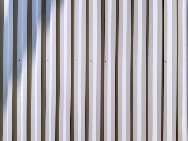 Fondo de fotograma completo de pared corrugada blanca con luz y sombra