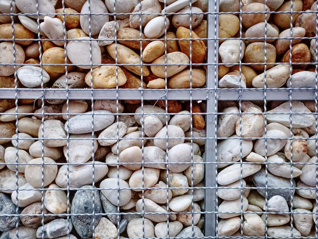 Fondo de fotograma completo de la pared de piedras de guijarros decorativos