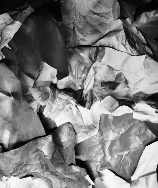 Fondo de fragmentos de papel arrugado en blanco y negro