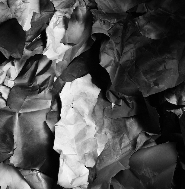 Fondo de fragmentos de papel arrugado en blanco y negro