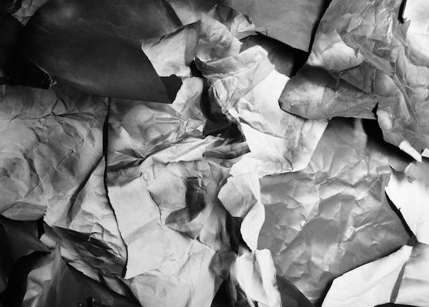 Fondo de fragmentos de papel arrugado en blanco y negro