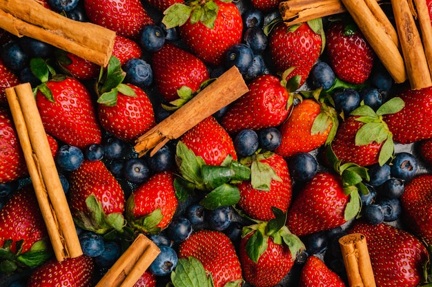 Fondo frutal hecho con fresa, arándano y canela