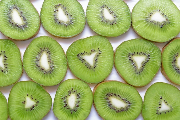 Fondo de frutas consistente en rodajas de kiwi