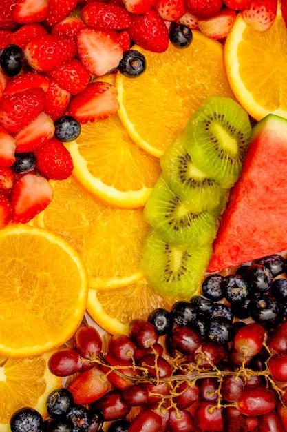 Fondo de frutas frescas Las frutas mixtas saludables consisten en frutas tropicales y bayas variadas