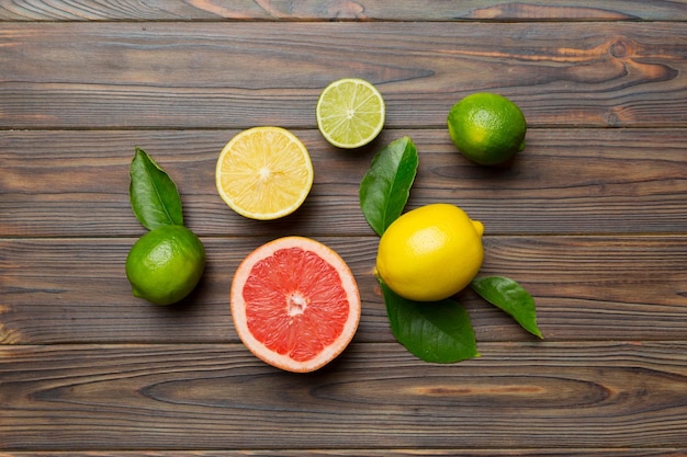 Foto fondo de frutas frutas frescas coloridas en mesa de colores naranja limón pomelo espacio para texto concepto saludable espacio de copia de vista superior plana