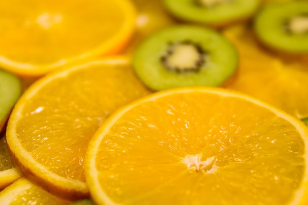 Fondo de las frutas de kiwi y naranja Enfoque selectivo