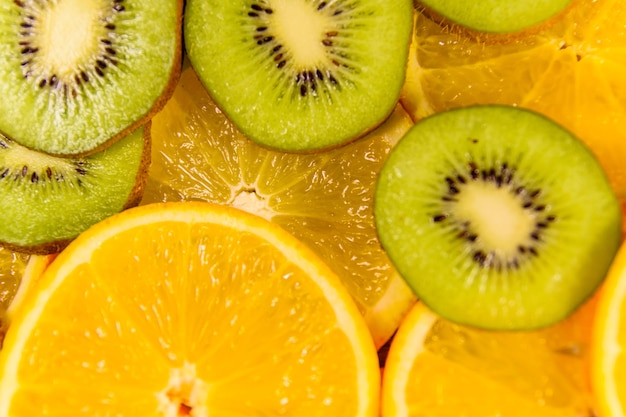 Fondo de las frutas de kiwi y naranja.