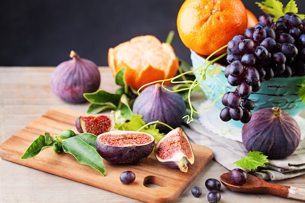 Fondo de frutas de verano con uva, naranja e higos. Comida sana