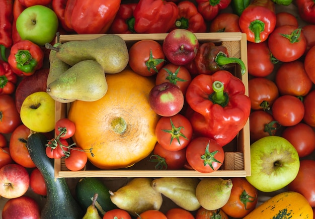 Fondo de frutas y verduras Caja de madera llena de fruta Vista superior Espacio de copia