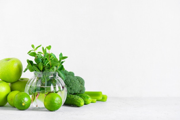 Fondo con frutas y verduras verdes frescas