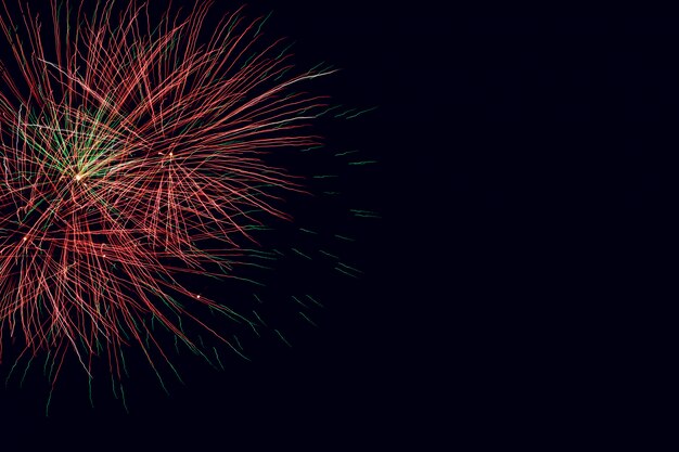 Fondo de fuegos artificiales de colores abstractos con espacio libre para texto