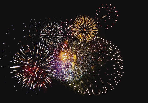Fondo de fuegos artificiales de colores abstractos con espacio libre para texto