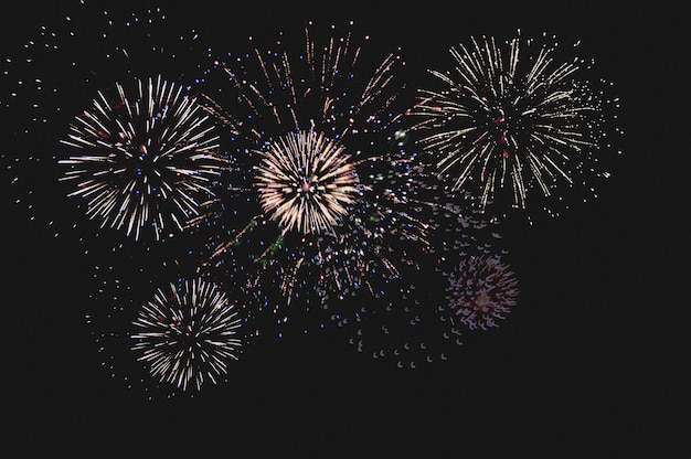 Fondo de fuegos artificiales de colores abstractos con espacio libre para texto