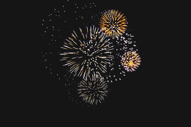 Fondo de fuegos artificiales de colores abstractos con espacio libre para texto