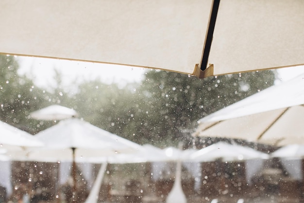 Fondo de fuertes lluvias tropicales en la playa