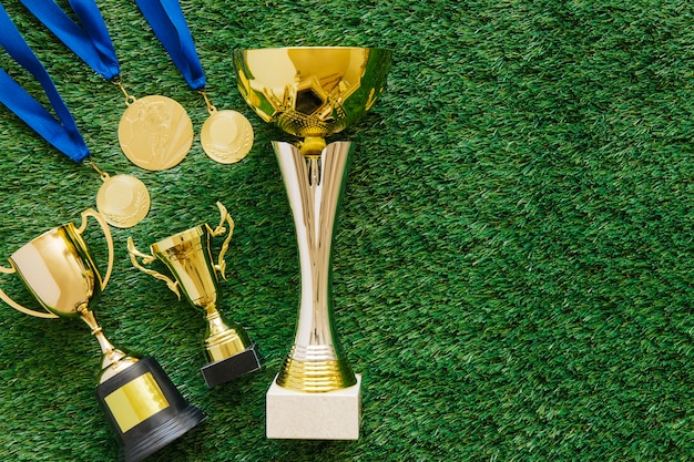 Foto fondo de fútbol con medallas y trofeos dorados