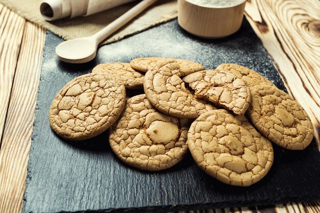 Fondo de galleta dulce de galleta Concepto de patrón de galleta de mantequilla apilada domésticamacro de cierreGalletas caseras en mesa de maderaGalletas de cereales con sésamocacahuetesgirasol y amaranto