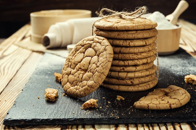 Fondo de galleta dulce de galleta Concepto de patrón de galleta de mantequilla apilada domésticamacro de cierreGalletas caseras en mesa de maderaGalletas de cereales con sésamocacahuetesgirasol y amaranto