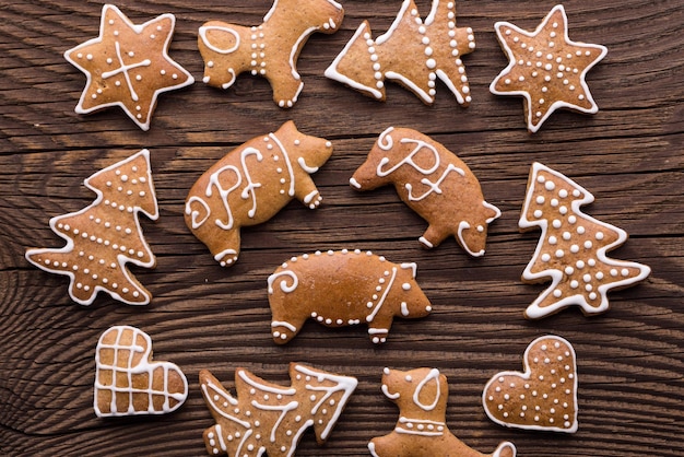 Fondo de galletas de Navidad de pan de jengibre Galletas de jengibre caseras de Navidad sobre fondo de madera