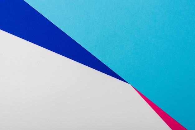 fondo geométrico abstracto con papel blanco, rosa y azul
