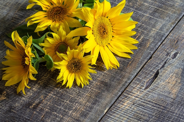 Fondo de girasol Cosecha un girasol en una mesa rústica Espacio de copia