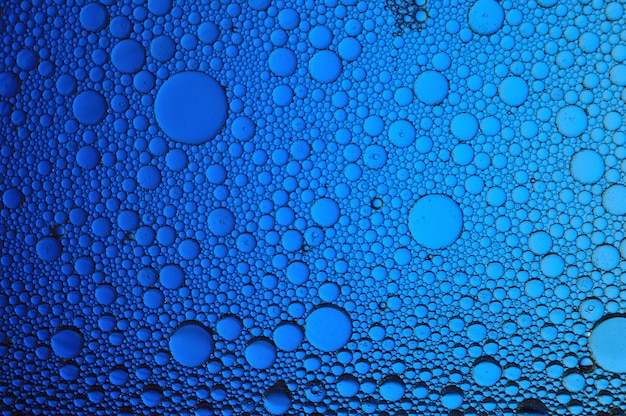 Fondo de gotas de aceite de colores en la superficie del agua - abstracción