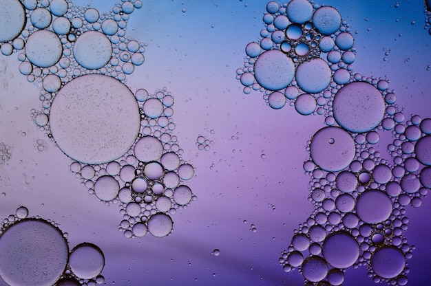 Fondo de gotas de aceite de colores en la superficie del agua - abstracción