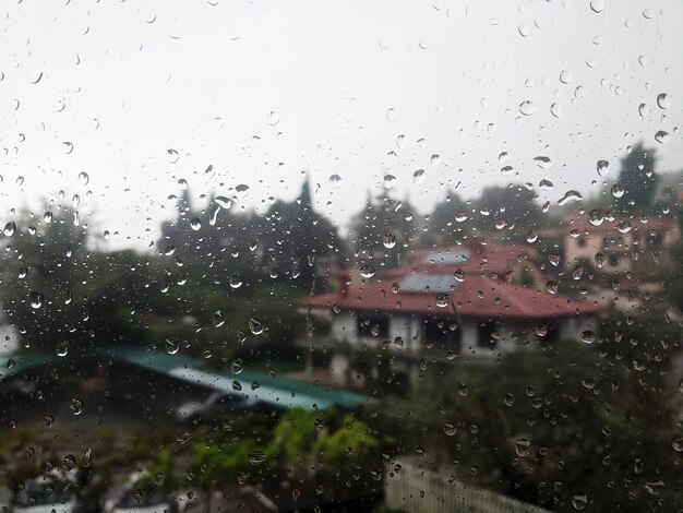 Fondo de gotas de lluvia en la ventana de cerca. Endecha plana. Otoño. Otoño