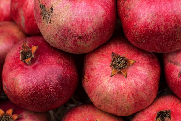 Foto fondo de granadas maduras que se encuentran en el mercado de verduras