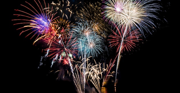 Fondo grande de fuegos artificiales blanco, rojo, dorado y azul para la celebración del año nuevo