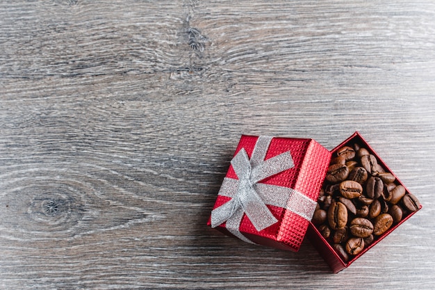 Foto fondo de granos de café en caja de regalo